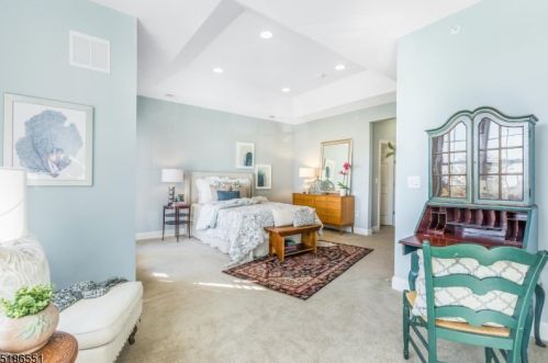 102 Quarry Dr, West Paterson NJ  07424-4255 exterior