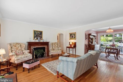 8214 Brookside Rd, Melrose Park, PA 19027-2404