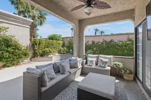 48127 Calle Seranas, La Quinta CA  92253-2205 exterior