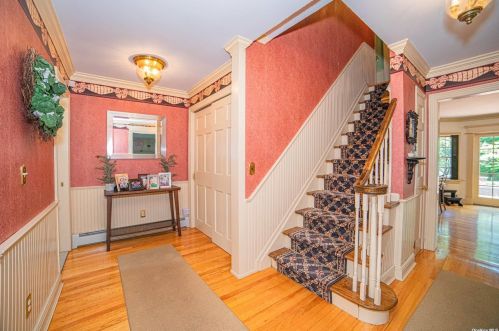 120 Lakeside Dr, Oakdale NY  11769-2250 exterior