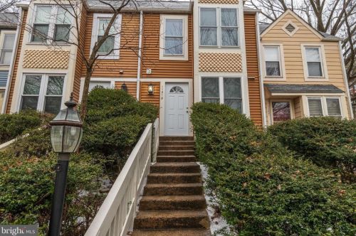 11219 Silentwood Ln, Herndon, VA 20191-4134