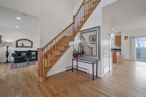 1 Murray Ln, Crotonville, NY 10562-3300
