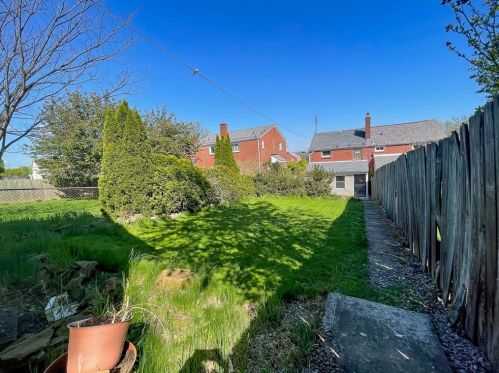 200 Larkspur St, Whitaker PA  15120-2208 exterior