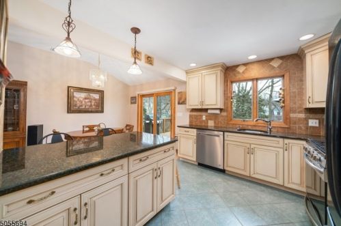 16 Dodd Ter, Verona NJ  07044-1718 exterior