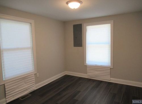 68 Hemlock St, Oakland NJ  07436-1829 exterior