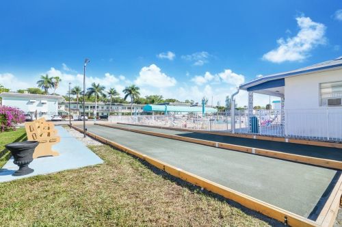 1450 12th Ct, Hollywood FL  33019-3256 exterior