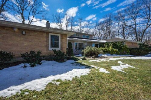 6 Buckingham Meadow Rd, Strongs Neck, NY 11733-1948