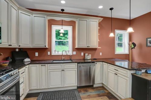 722 Mountain St, Lykens, PA 17048-1610