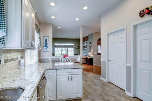 6 Seminole Ct, Jackson Twp NJ  08527-4042 exterior