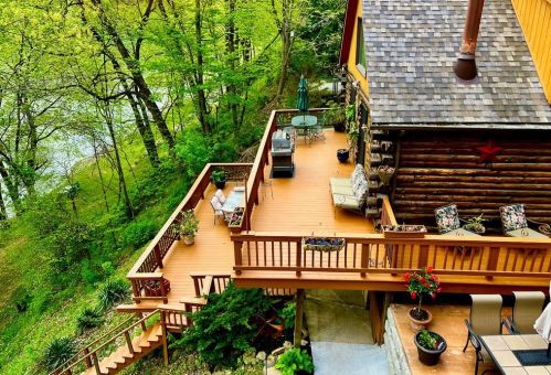 1154 River Dr, Franklin, PA 16323-3114