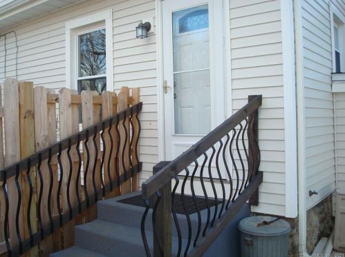 13 Riverview Ave, Groton CT 06340-3513 exterior