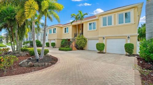 5948 Bayview Cir, Saint Petersburg, FL 33707-3930