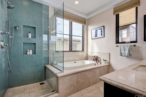 320 33rd Pl, Manhattan Beach CA  90266-3820 exterior