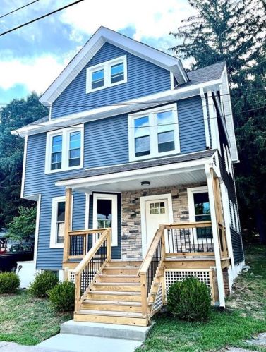 37 Beacon St, Middletown, NY 10940-4733