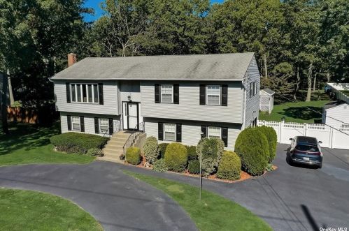 17 Jamaica Ave, Holtsville, NY 11742-2107