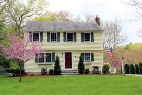 29 Bellingham St, Mendon, MA 01756-1105