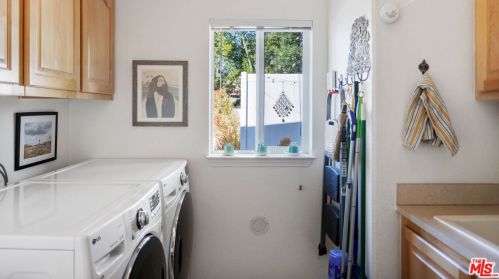 154 Navajo Ln, Topanga CA  90290-4451 exterior