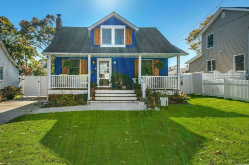 40 Spruce St, Islip Manor, NY 11751-3010