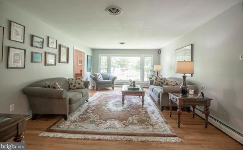 932 Queens Dr, Yardley PA  19067-4528 exterior