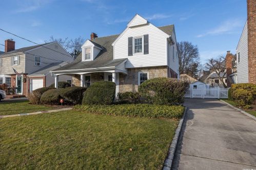 45 Muirfield Rd, Rockville Centre, NY 11570-2729