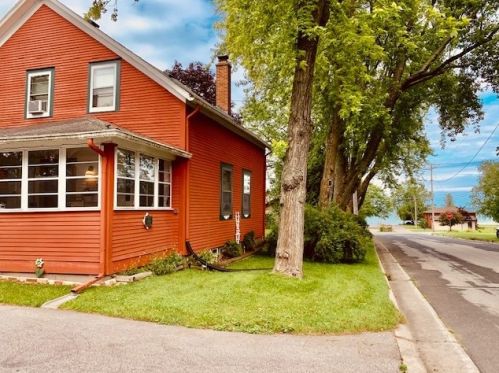 214 Lincoln Ave, Cleveland, WI 53015-1502