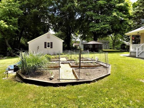 282 Hayden Sta Rd, Windsor CT 06095-1407 exterior