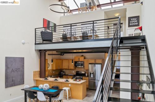 2858 Helen St, Oakland CA  94608-4028 exterior