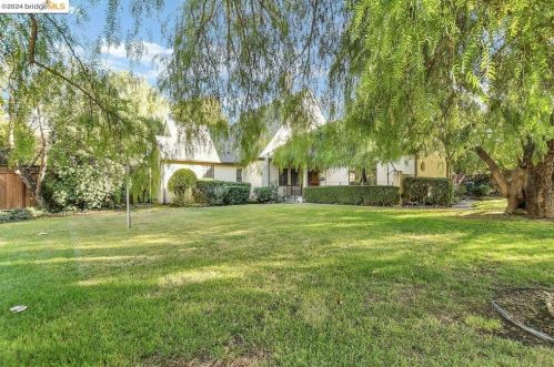 2 Sycamore Ct, West Pittsburg CA  94565-1633 exterior