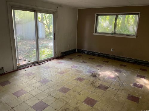 15 Oswego Pl, Babylon NY  11704-1804 exterior