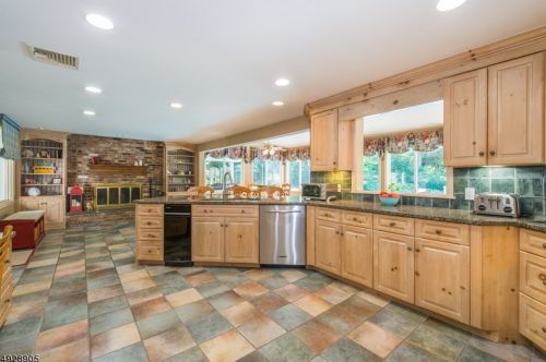 156 Peachcroft Dr, Bernardsville, NJ 07924-1009