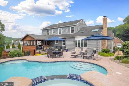 510 Bluegrass Dr, Wilmington, DE 19808-1954