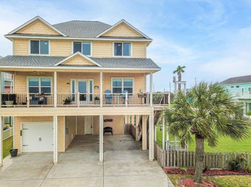 3723 Pirates Beach Cir, Galveston, TX 77554-8215