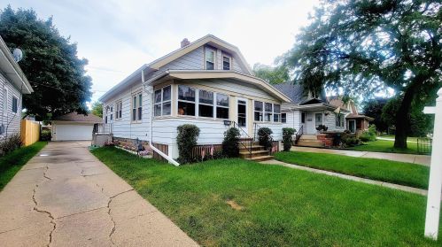 5345 Lake Dr, Cudahy, WI 53110-2021
