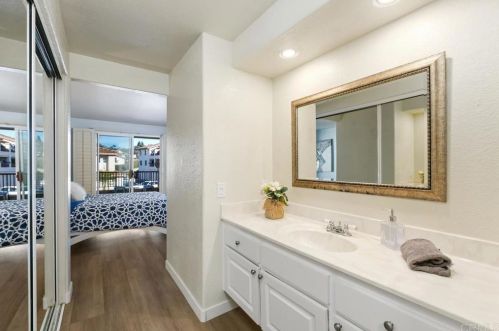 7442 Altiva Pl, Carlsbad CA 92009-6412 exterior