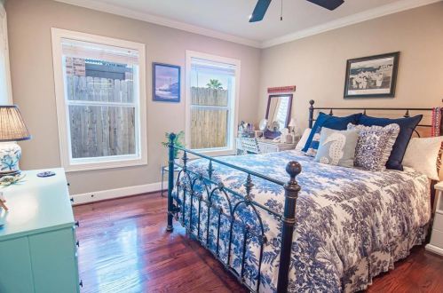 1708 Byu Shr Dr, Galveston TX 77551-4333 exterior