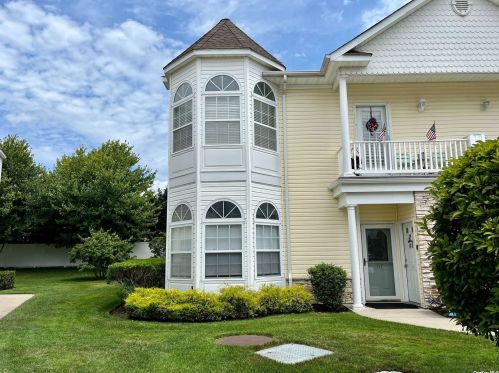 313 Narragansett Villas Dr, North Lindenhurst, NY 11757-5461
