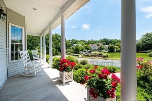 1 Windward Dr, Niantic, CT 06357-1646