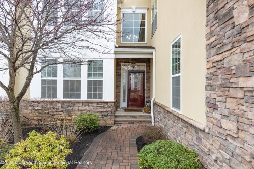 6 Aspen Ln, Tinton Falls, NJ 07724-4756