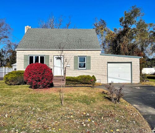 41 Peters Ln, Babylon, NY 11703-5104