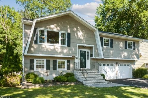 18 Deerfield Rd, Parsippany, NJ 07054-3909