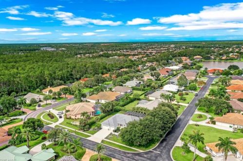 2142 Imperial Cir, Naples FL  34110-1037 exterior