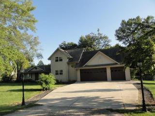 1633 Eleanor Pl, Thiensville, WI 53092-2608
