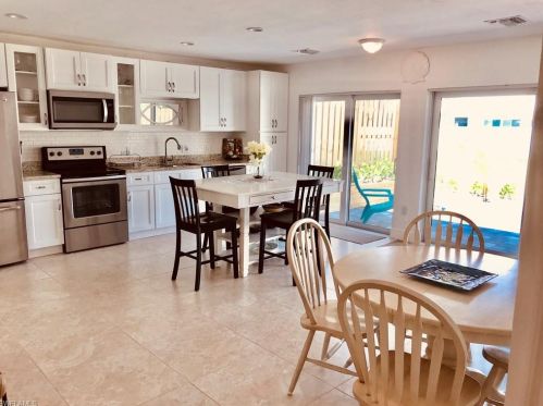 749 91st Ave, Naples, FL 34108-2424