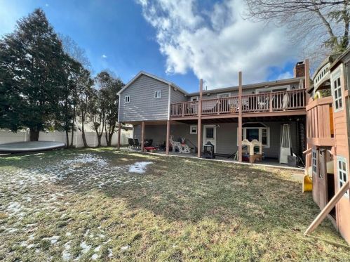 33 London Ln, Stamford, CT 06902-1618