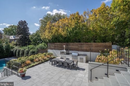 3060 Ellicott St, Washington DC  20008-1039 exterior