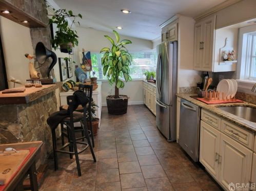 2 Metuchen Ave, Woodbridge NJ  07095-1923 exterior