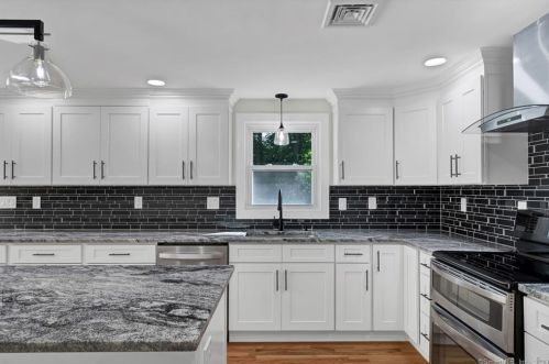 19 Mohawk Cir, Windsor CT  06095-2656 exterior