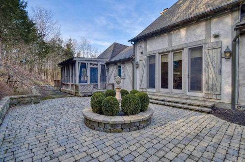 8 Silo Ln, Warwick NY  10990-2872 exterior