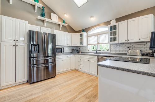 4 Lamplight Ln, Huntington Station, NY 11746-6210