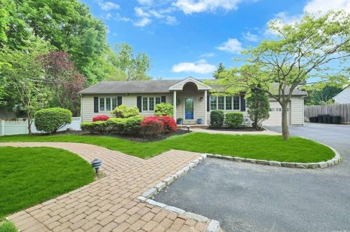27 Woody Ln, Northport, NY 11768-3253
